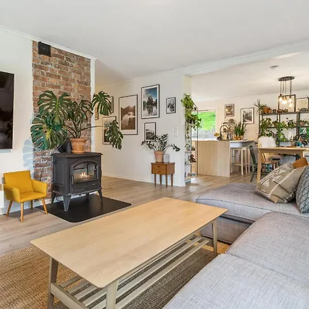 Awesome In Apartamento Strandebarm
